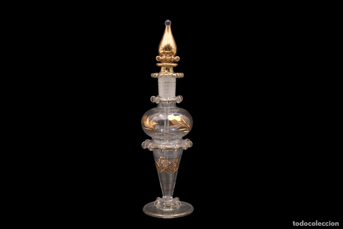 Antig&uuml;edades: Antiguo frasco de perfume en cristal con decoraci&oacute;n dorada &ndash; 21 cm - Foto 5