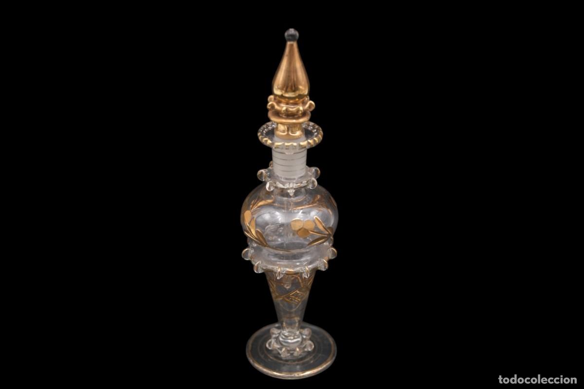 Antig&uuml;edades: Antiguo frasco de perfume en cristal con decoraci&oacute;n dorada &ndash; 21 cm - Foto 6
