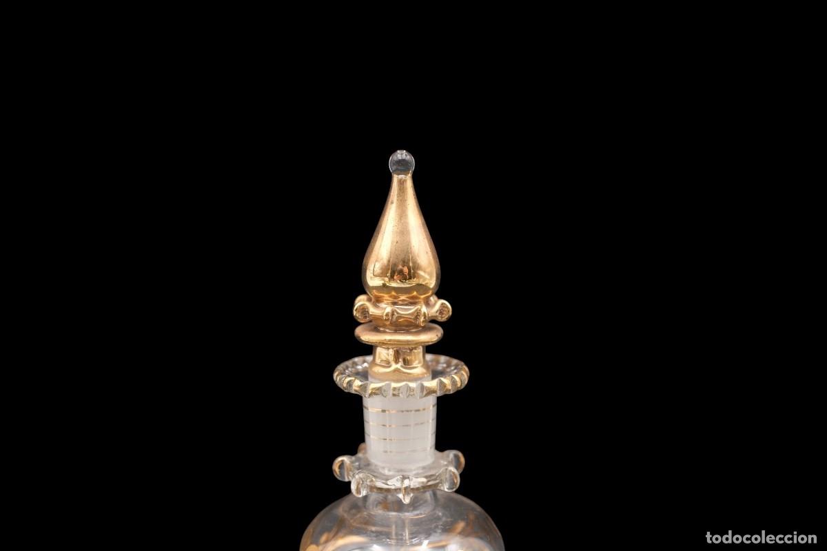 Antig&uuml;edades: Antiguo frasco de perfume en cristal con decoraci&oacute;n dorada &ndash; 21 cm - Foto 8