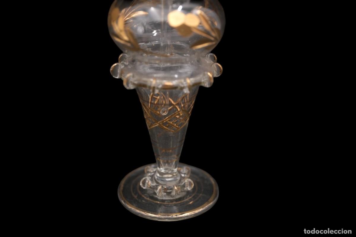 Antig&uuml;edades: Antiguo frasco de perfume en cristal con decoraci&oacute;n dorada &ndash; 21 cm - Foto 9