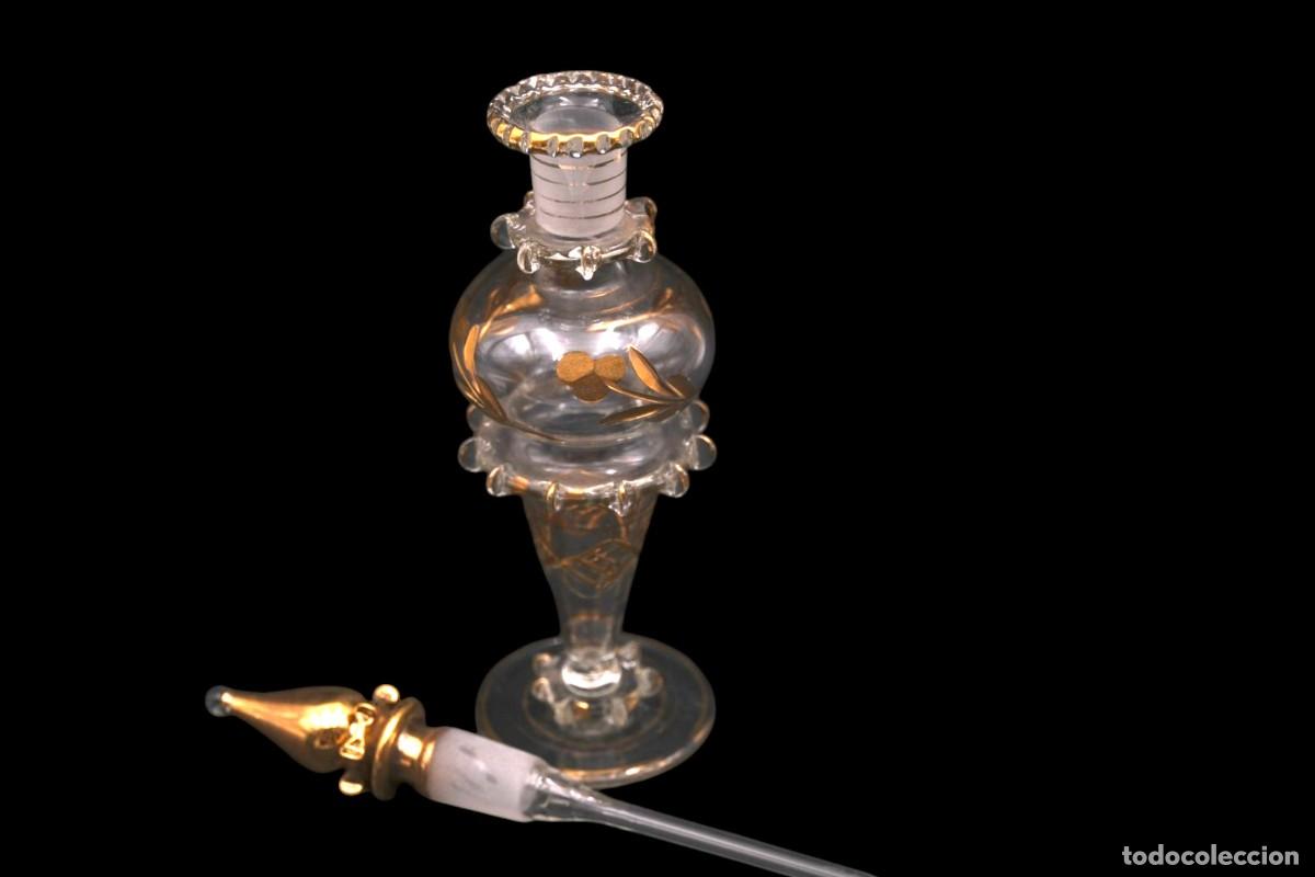 Antig&uuml;edades: Antiguo frasco de perfume en cristal con decoraci&oacute;n dorada &ndash; 21 cm - Foto 10