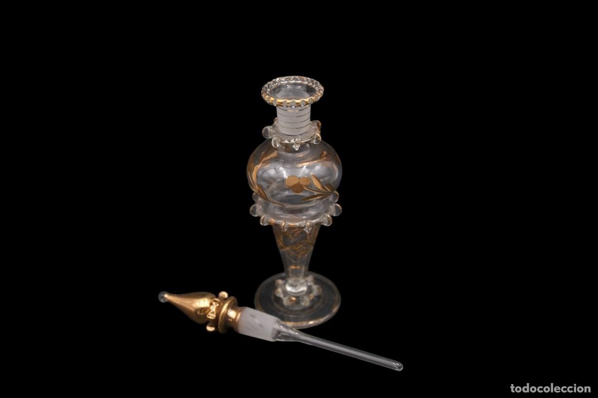 Antig&uuml;edades: Antiguo frasco de perfume en cristal con decoraci&oacute;n dorada &ndash; 21 cm - Foto 11