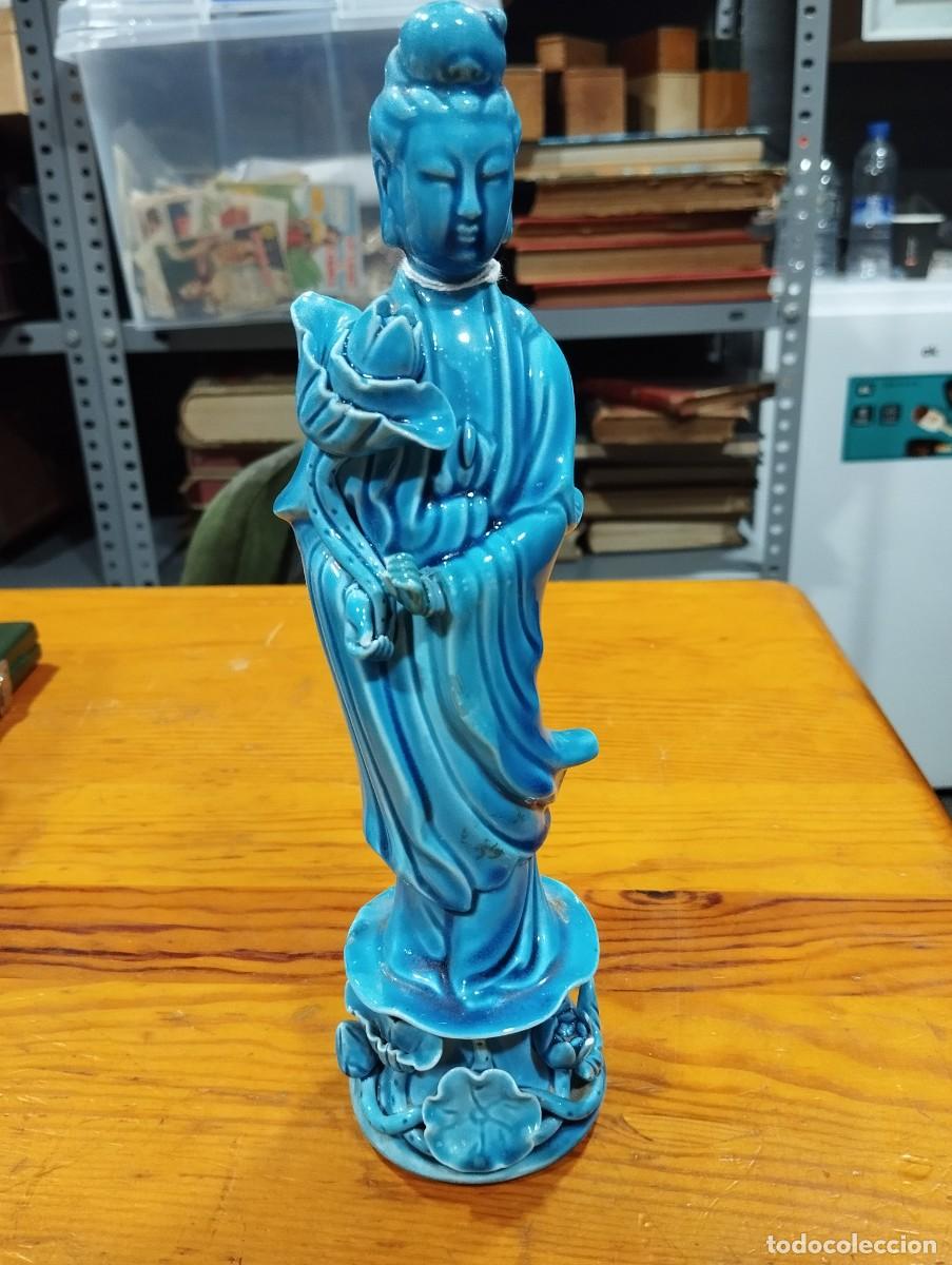 Antig&uuml;edades: FIGURA DE PORCELANA AZUL TURQUESA REPRESENTANDO UNA DIOSA.