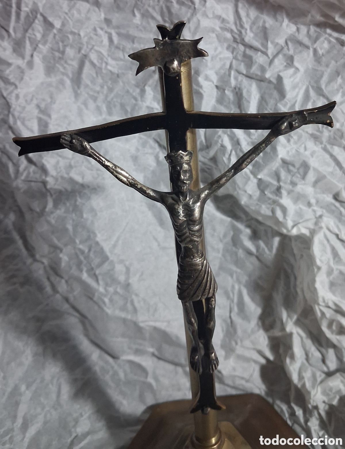 Antig&uuml;edades: Crucifijo de metal. Cristo estilo rom&aacute;nico