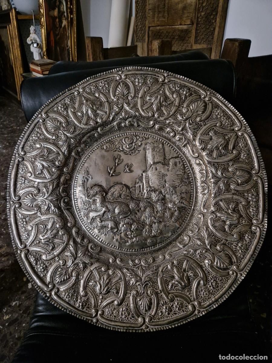 Antig&uuml;edades: Gran plato de plata de 60 cm. Plata de ley 900.