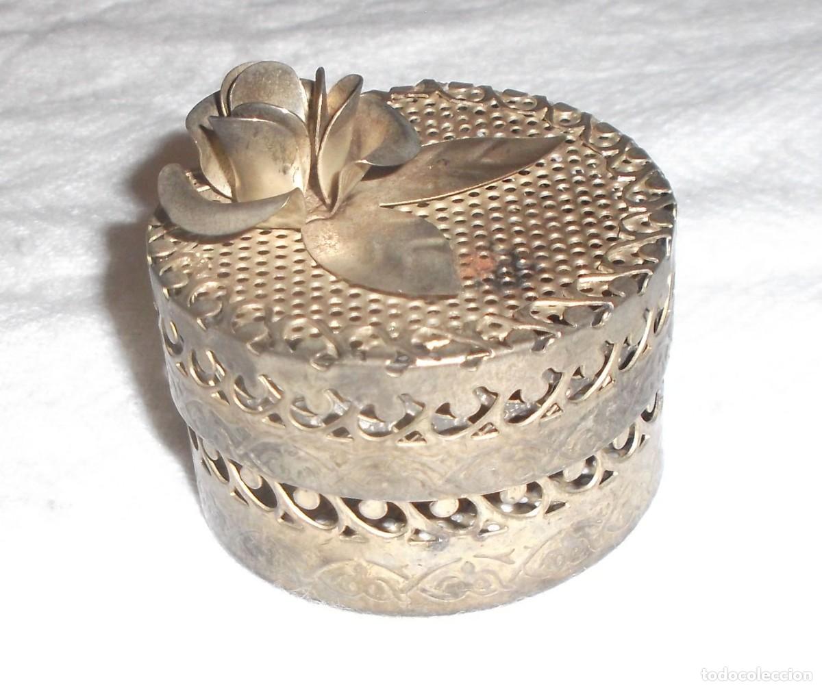 Antig&uuml;edades: caja joyero de metal labrada con una rosa en la tapa