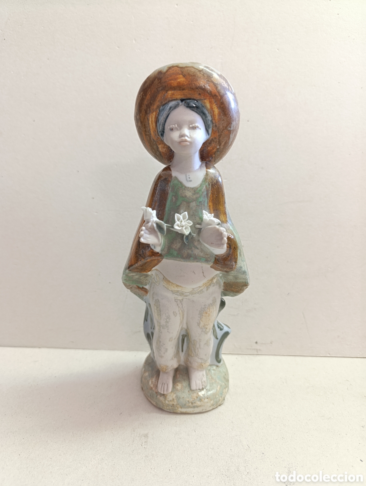 Antig&uuml;edades: FIGURA DE PORCELANA INGLES. MARCAS EN LA TRASERA. MUCHACHA CON FLORES.