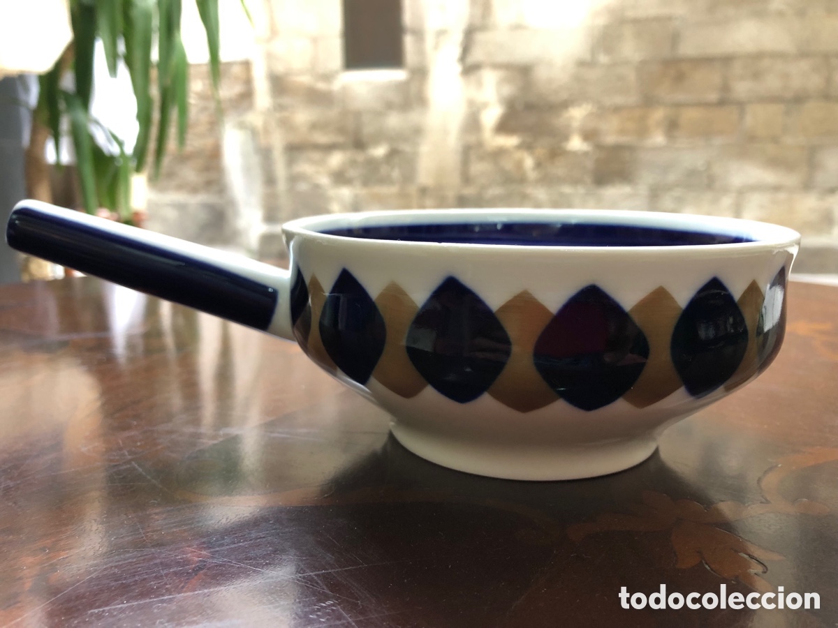 Antig&uuml;edades: Antiguo bol con mango / cuenco porcelana Sargadelos vintage azul y ocre con sello G