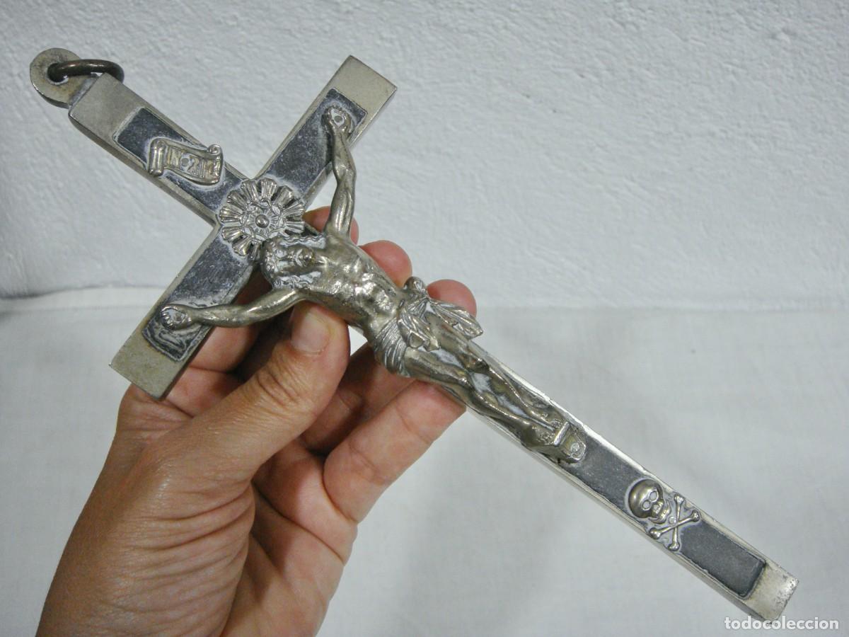 Antig&uuml;edades: Crucifijo de la Buena Muerte &middot; Cristo y calavera con tibias cruzadas &middot; Metal plateado &middot; ca. 1900