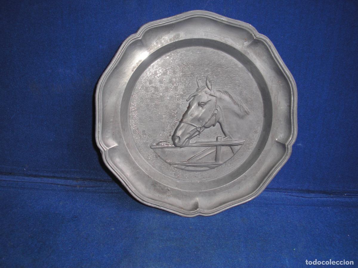 Antig&uuml;edades: PLATO ESTA&Ntilde;O CON RELIEVE DE CABALLO
