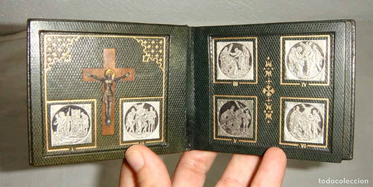 Antig&uuml;edades: V&iacute;a Crucis port&aacute;til de bolsillo &middot; 14 estaciones y peque&ntilde;o crucifijo &middot; Encuadernaci&oacute;n verde y dorada