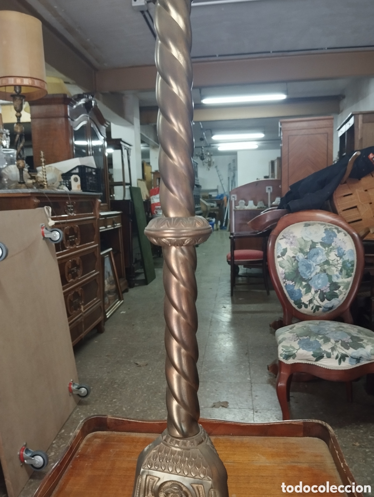 Antig&uuml;edades: Candelabro de altar de laton - Foto 4