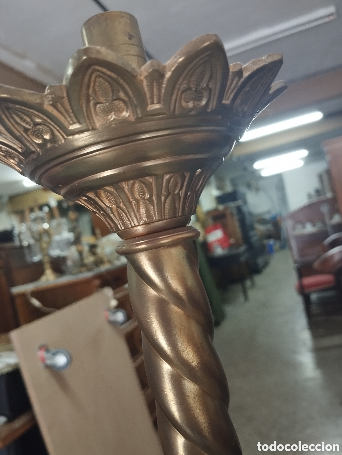 Antig&uuml;edades: Candelabro de altar de laton - Foto 5