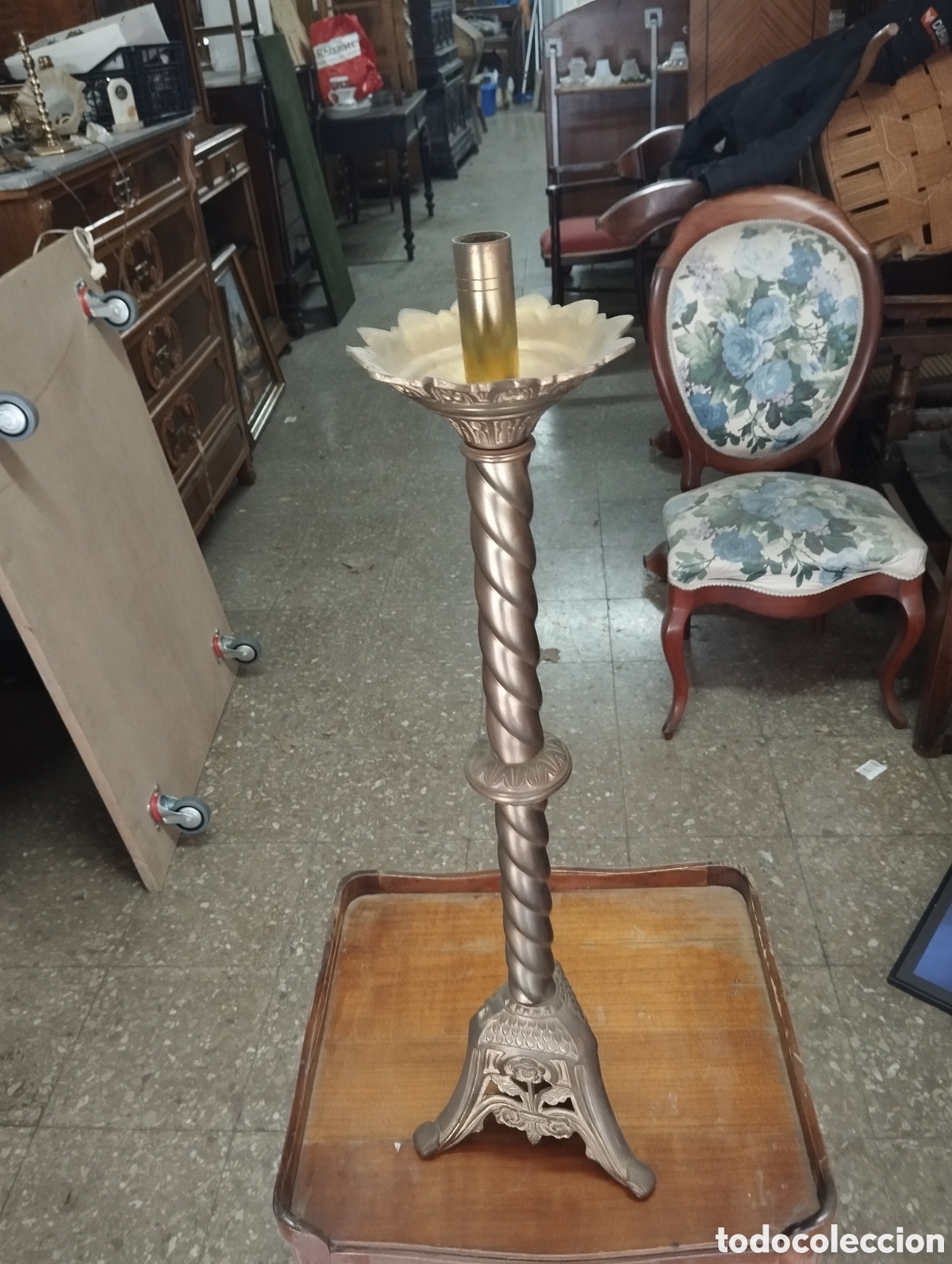 Antig&uuml;edades: Candelabro de altar de laton - Foto 7