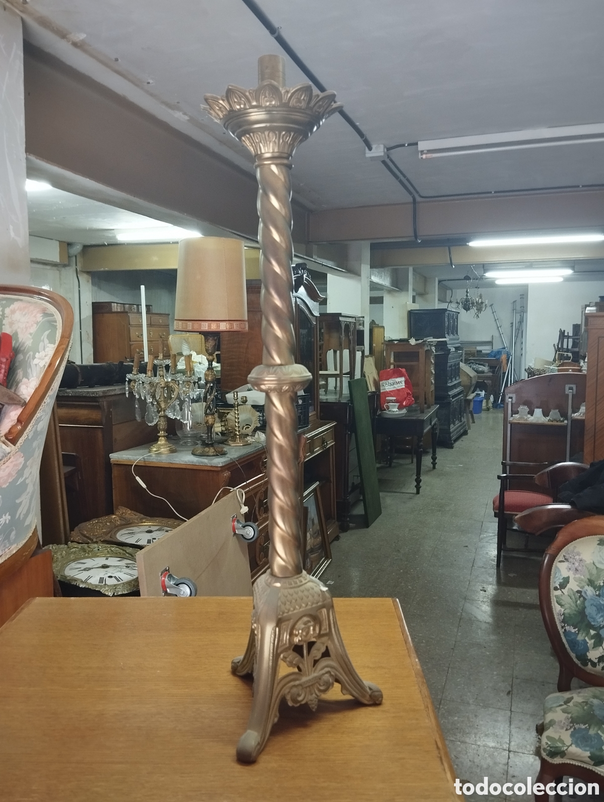 Antig&uuml;edades: Candelabro de altar de laton
