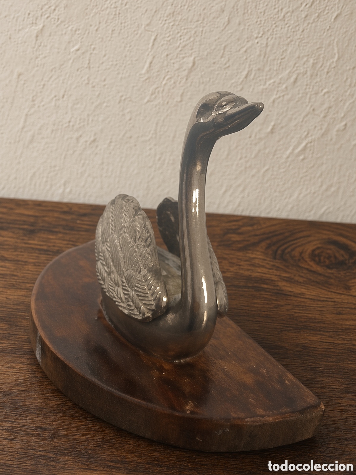 Antig&uuml;edades: Figura decorativa de cisne sobre base de madera. Elegante dise&ntilde;o cl&aacute;sico en metal de color plateado.