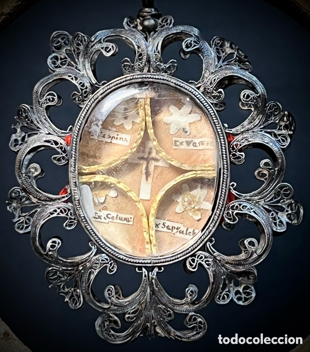 Antig&uuml;edades: Medall&oacute;n Relicario de plata con Lignum Crucis