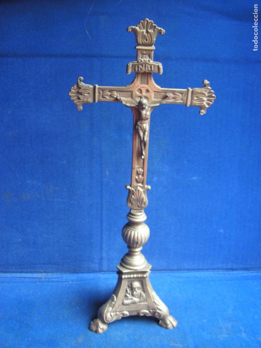 Antig&uuml;edades: CRUCIFIJO ALTAR BASE TRIANGULAR