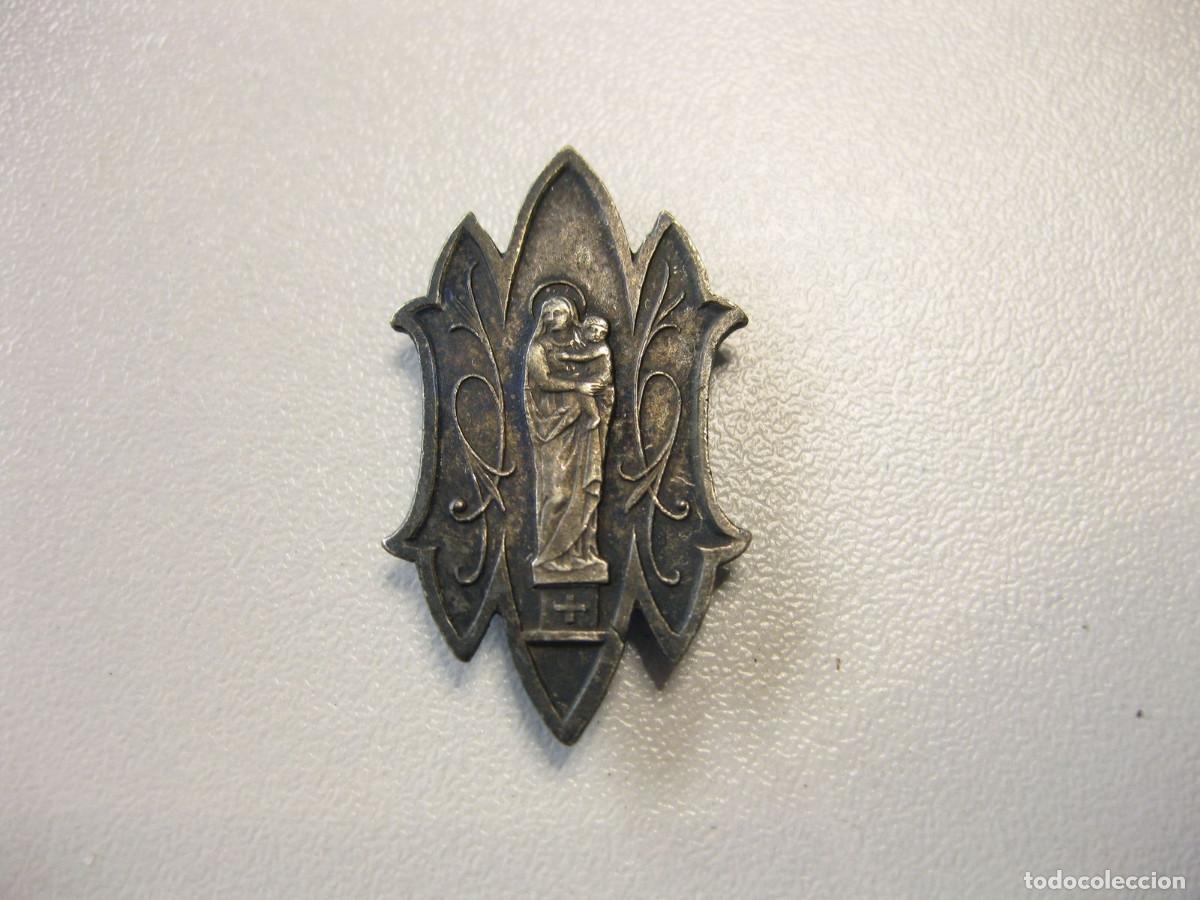Antig&uuml;edades: Medalla para misal. Plata o metal plateado. Se colocaba en las cintas de cierre de los misales.