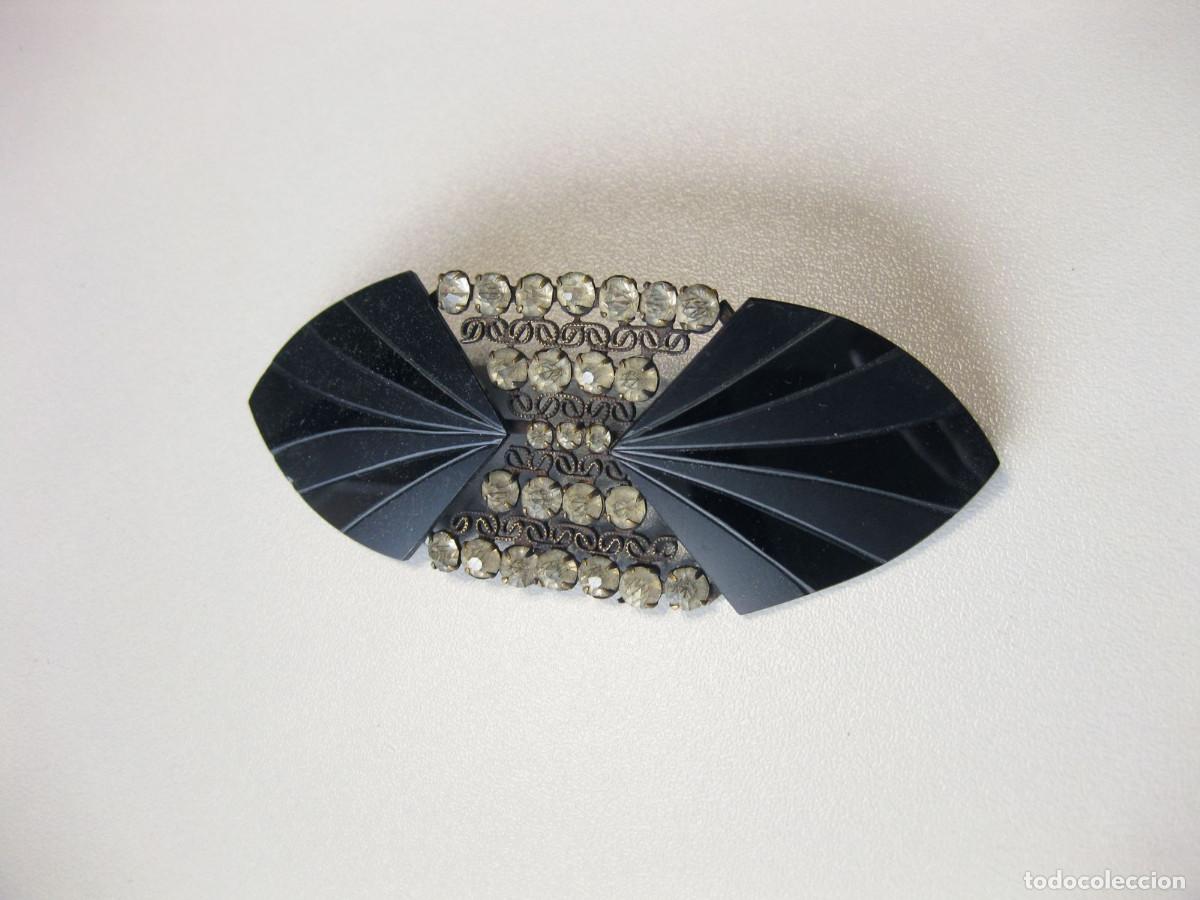 Antig&uuml;edades: Broche modernista o Art Dec&oacute;. A&ntilde;os 20-30. Vidrio y lat&oacute;n.