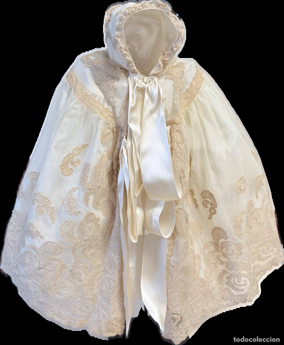 Antig&uuml;edades: Conjunto antiguo de bautizo para beb&eacute;, con capa, capucha, velo y vestido