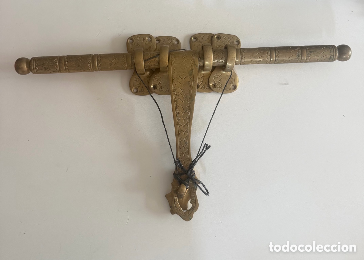 Antig&uuml;edades: Cerrojo antiguo lat&oacute;n macizo decorativo