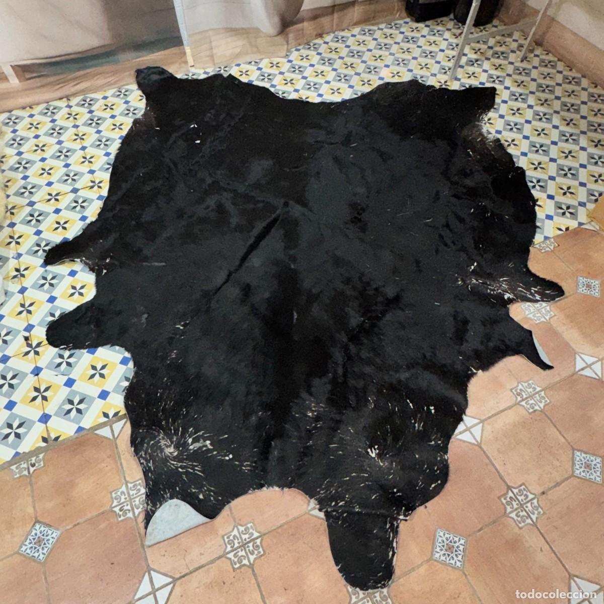 Antig&uuml;edades: Alfombra de Piel de Vaca Color Negro