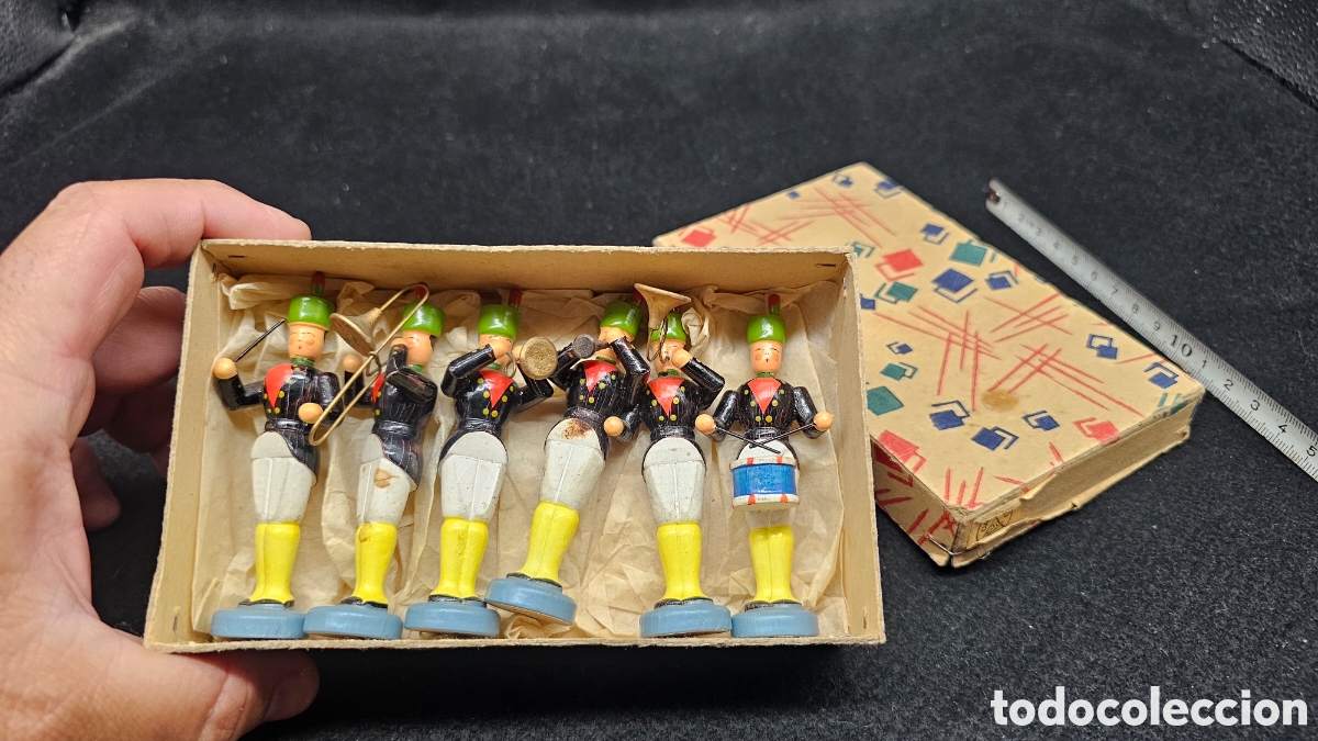 Antig&uuml;edades: conjunto de figuras de madera pintadas a mano de una banda de m&uacute;sica