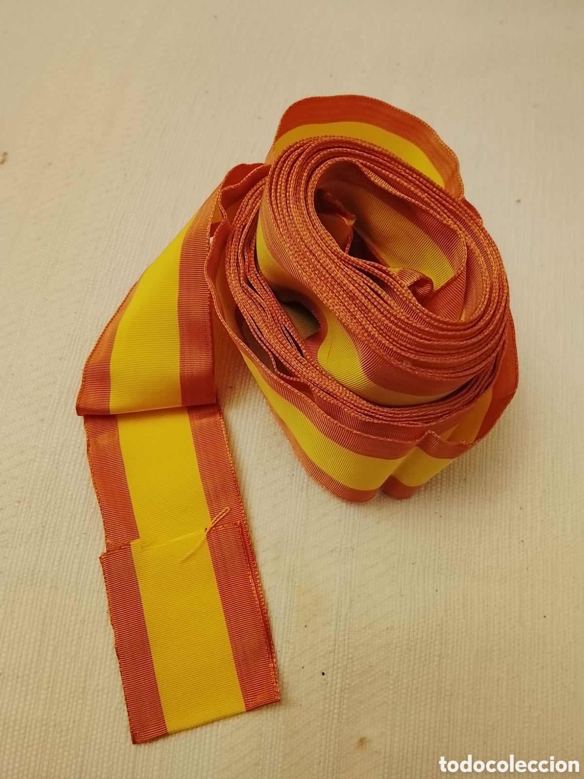 Antig&uuml;edades: Antigua cinta lazo bandera de Espa&ntilde;a .Mide 8 metros de largo x4 cent ancho .Es de los a&ntilde;os 50 .