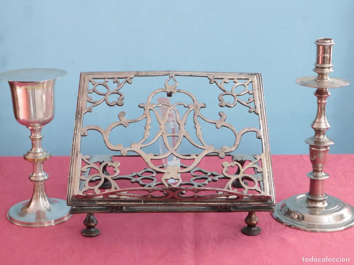 Antig&uuml;edades: Atril de sobremesa para uso religioso, elaborado en bronce plateado. Hacia 1900.