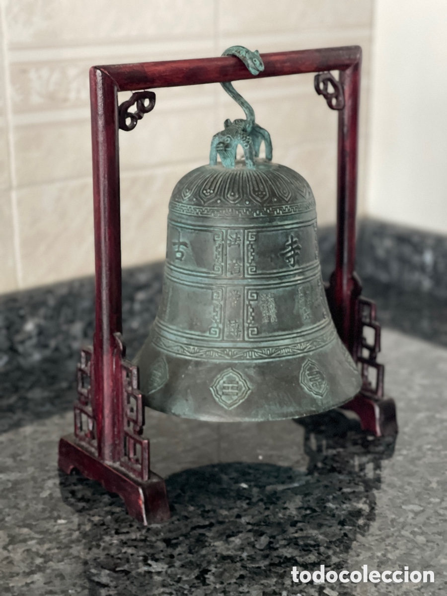 Antig&uuml;edades: Campana china oriental de estilo arcaico con soporte de madera &ndash; Pieza decorativa
