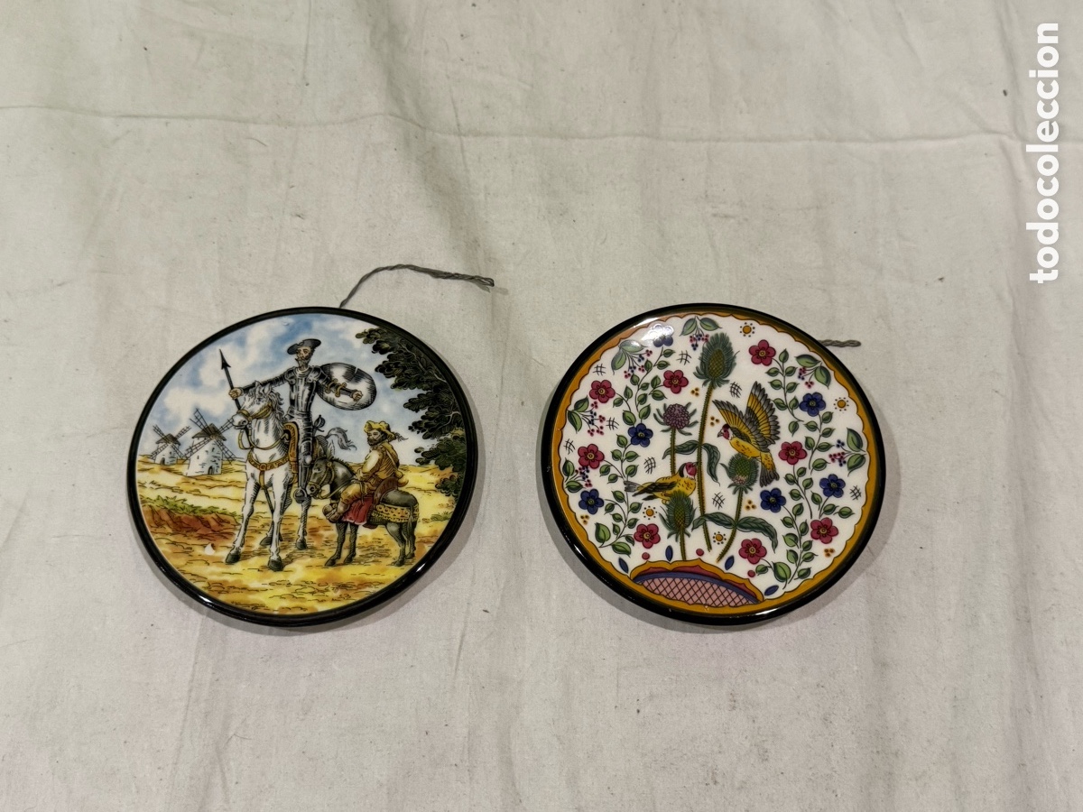 Antig&uuml;edades: Pareja de Platos Decorativos MG Cer&aacute;micas Spain &ndash; Don Quijote y Aves &ndash; 12 cm