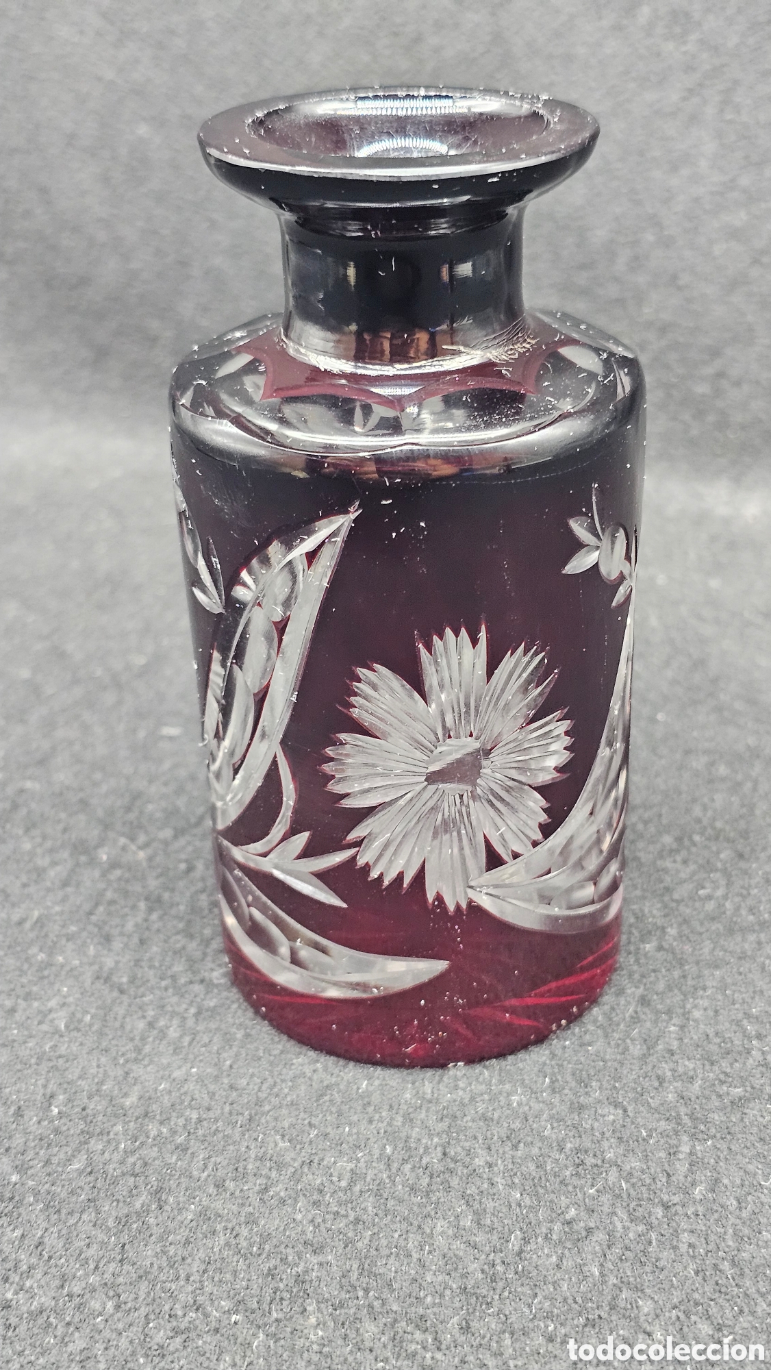 Antig&uuml;edades: Peque&ntilde;a botella de cristal de bohemia tallado color rojo rub&iacute;