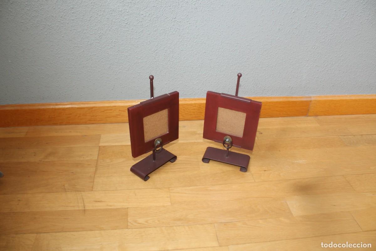 Antig&uuml;edades: 2 marcos de fotos (met&aacute;licos y de madera) 29 Cms. altura