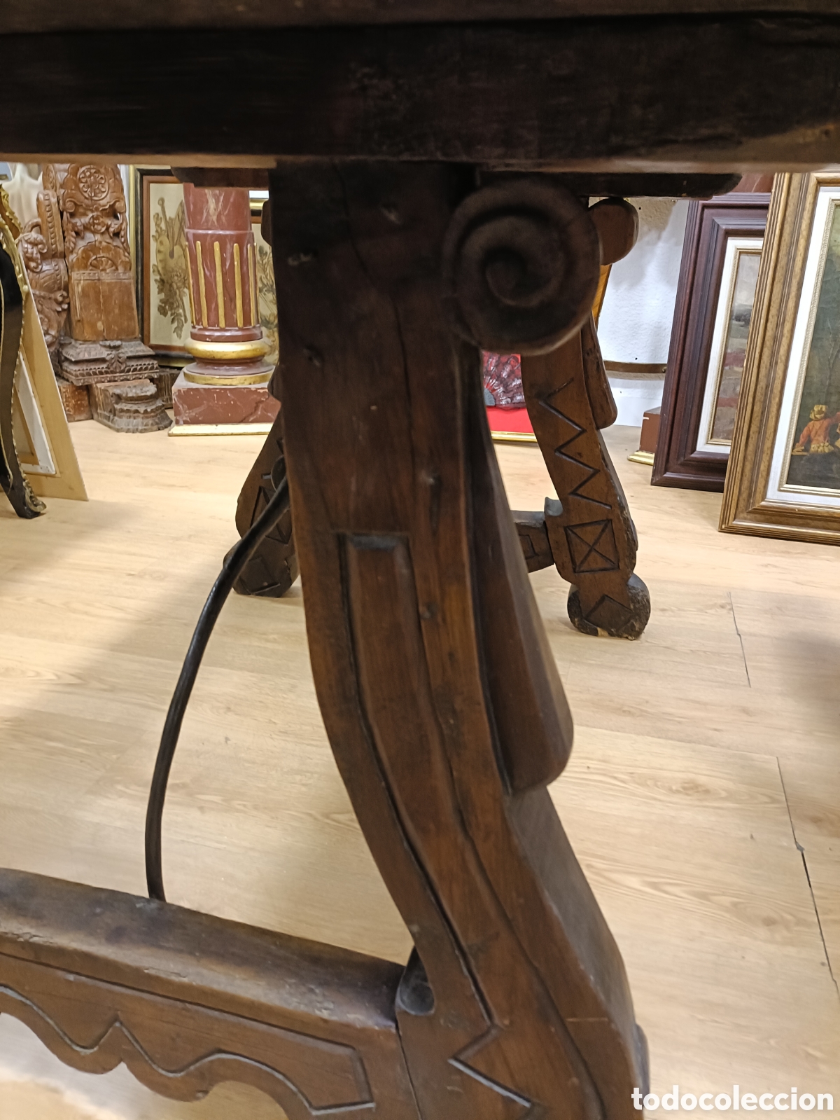 Antig&uuml;edades: Mesa de nogal siglo XVII - Foto 4