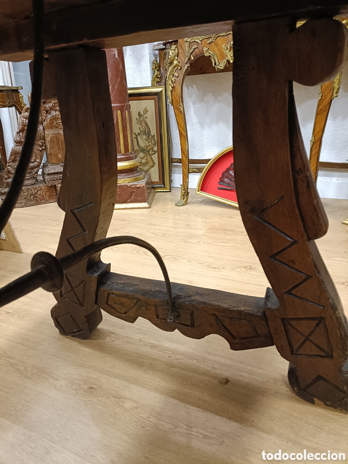 Antig&uuml;edades: Mesa de nogal siglo XVII - Foto 5