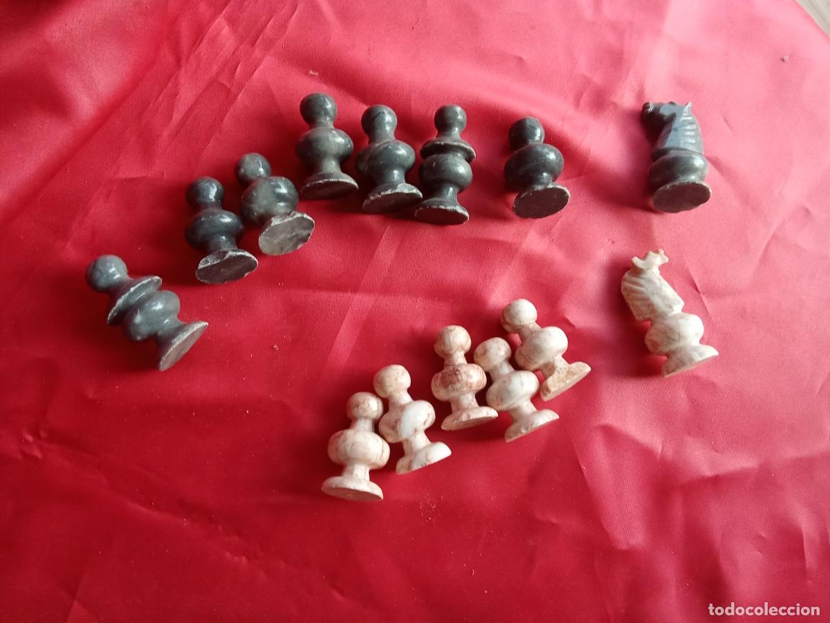 Antig&uuml;edades: Lote de 14 fichas de ajedrez de m&aacute;rmol o granito. Caja tornillos
