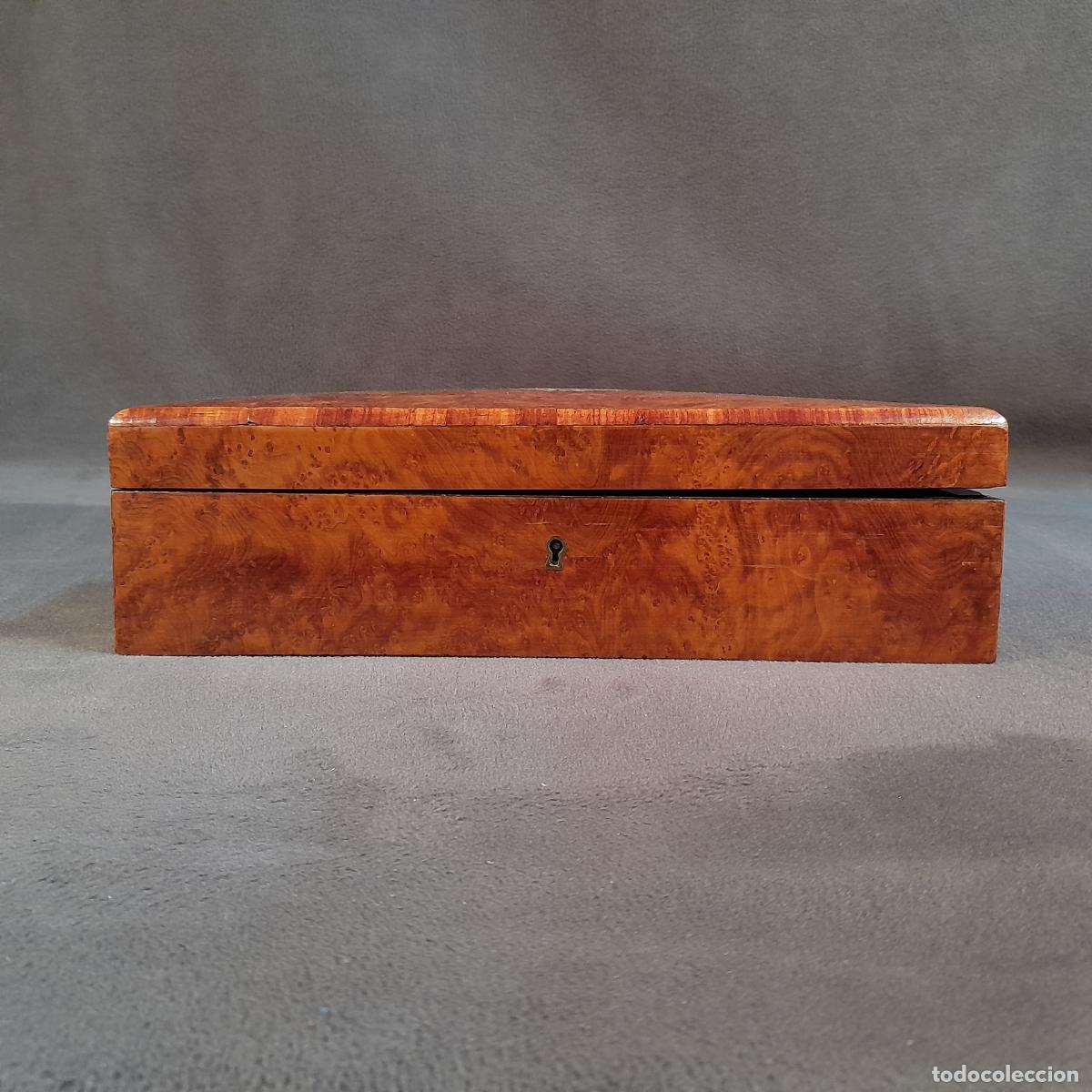 Antig&uuml;edades: CAJA DE MADERA DE RA&Iacute;Z Y N&Aacute;CAR. MEDIADOS DEL SIGLO XIX