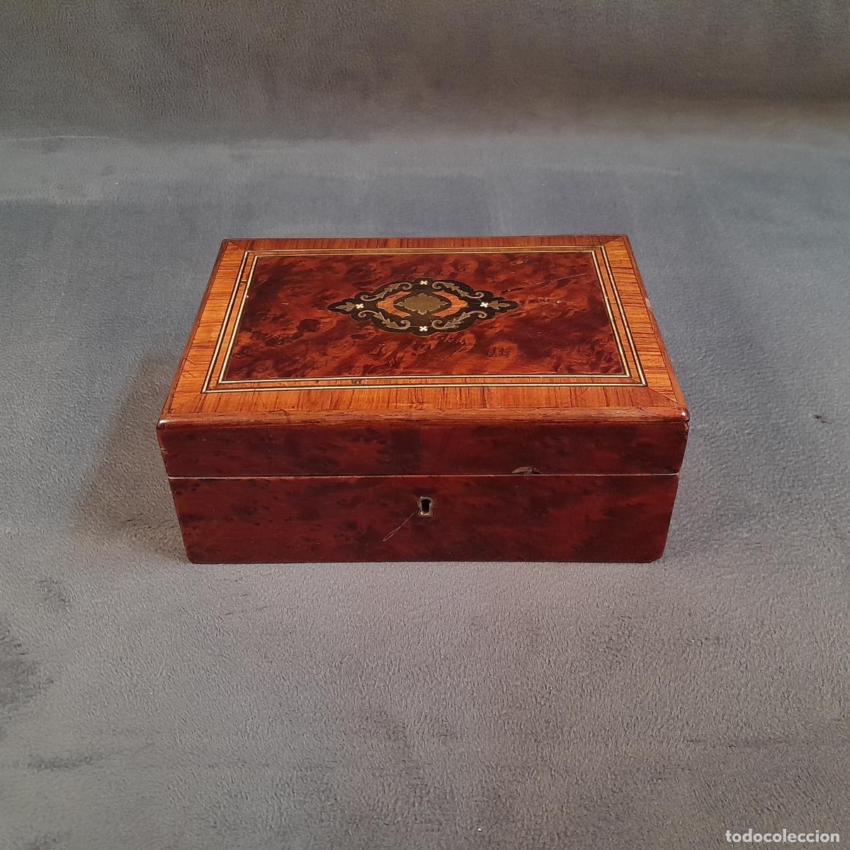 Antig&uuml;edades: CAJA DE MADERA DE RA&Iacute;Z Y MARQUETER&Iacute;A. FINALES DEL SIGLO XIX