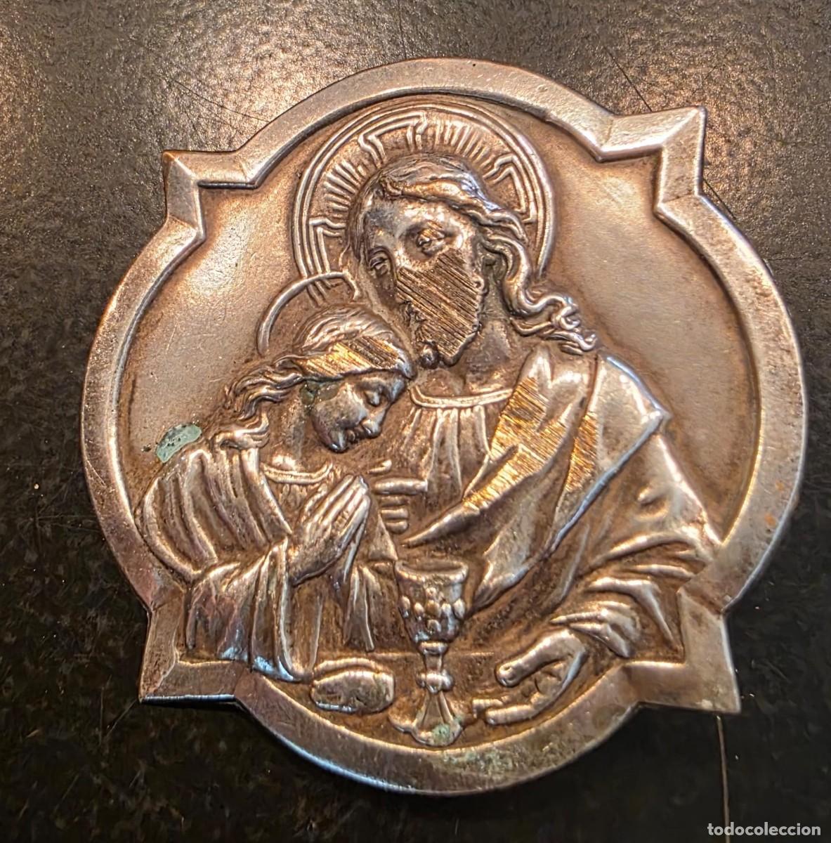 Antiguidades: Antigua placa religiosa de San Jos&eacute; y la Virgen Ni&ntilde;a en relieve &ndash; metal plateado &ndash; 6 cm