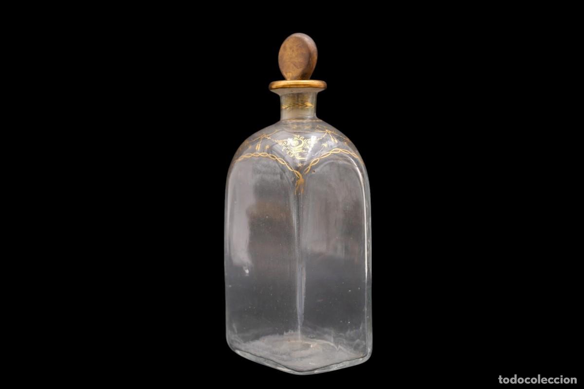Antig&uuml;edades: Frasco D. Mar&iacute;a, siglo XIX, de vidrio con decoraci&oacute;n vegetal y dorada