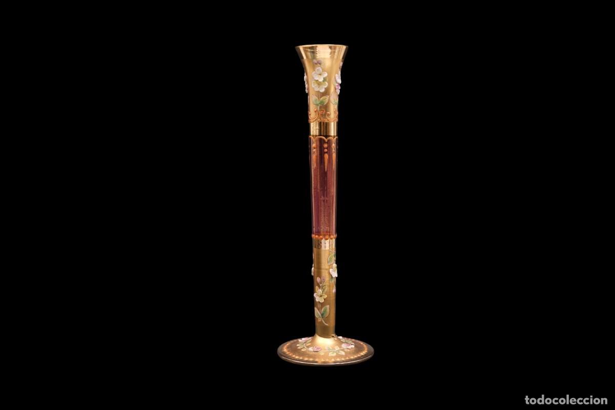 Antig&uuml;edades: Antiguo jarr&oacute;n soliflor de vidrio decorado con flores aplicadas y dorado, ca. 1900