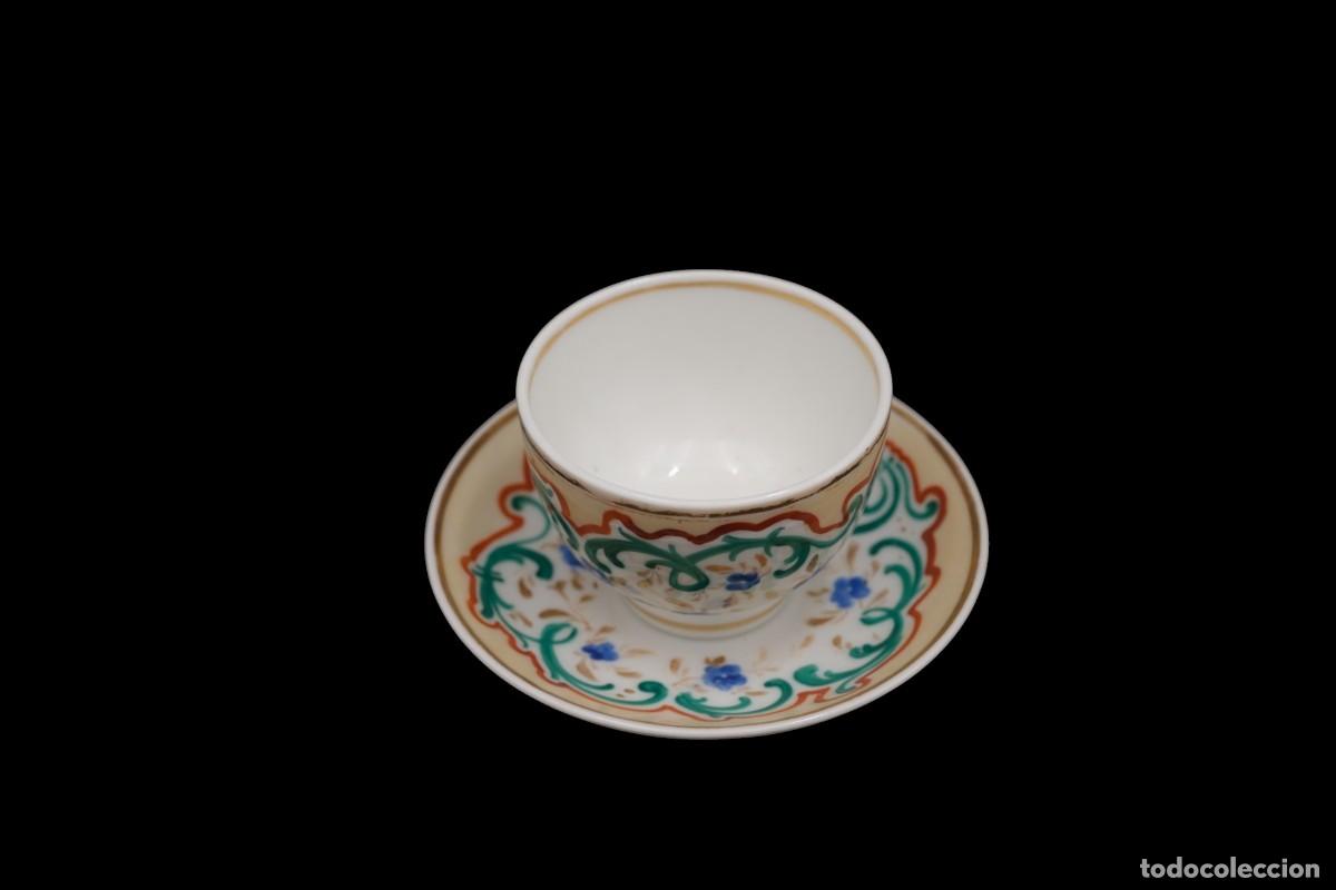 Antig&uuml;edades: Antigua taza con plato de porcelana decorada a mano y dorada &ndash; s. XIX