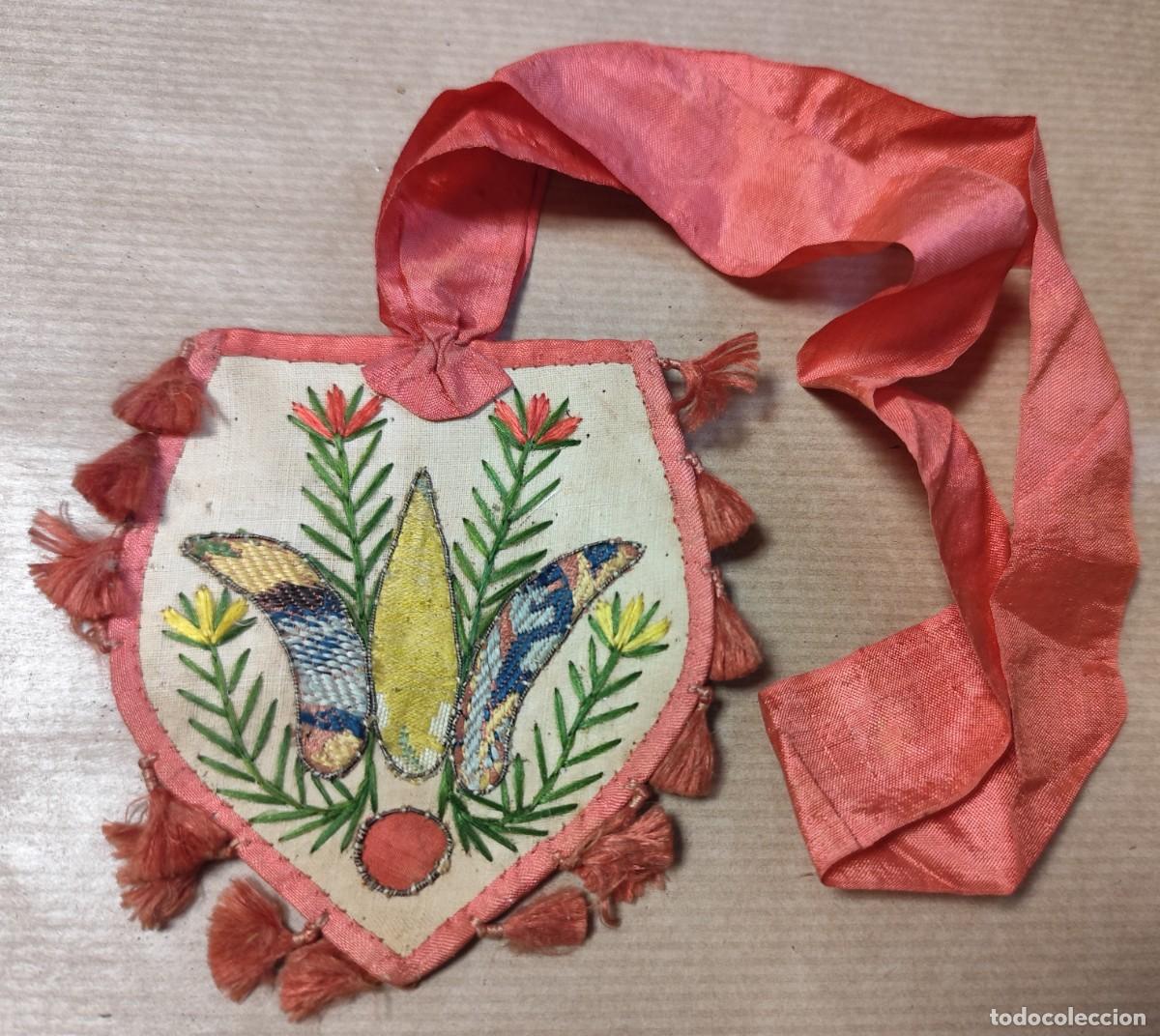 Antig&uuml;edades: Antiguo relicario textil bordado con motivos florales y cinta de seda, siglo XIX