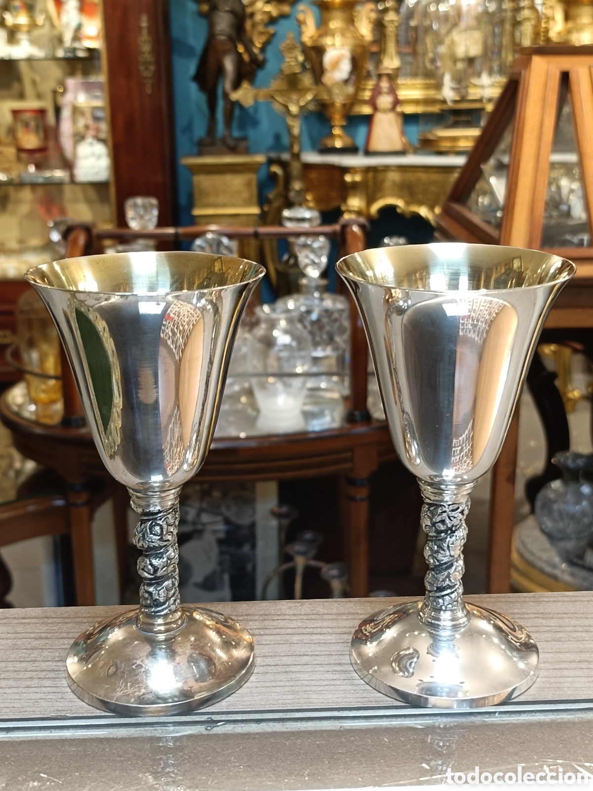 Antig&uuml;edades: Dos copas vintage de alpaca plateada, caracterizadas por sus tallos ornamentados con detalles en rel