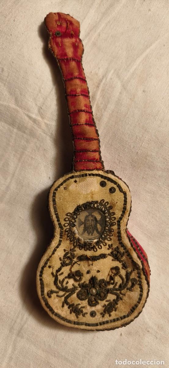 Antig&uuml;edades: Antiguo escapulario de la Santa Faz forma de Guitarra