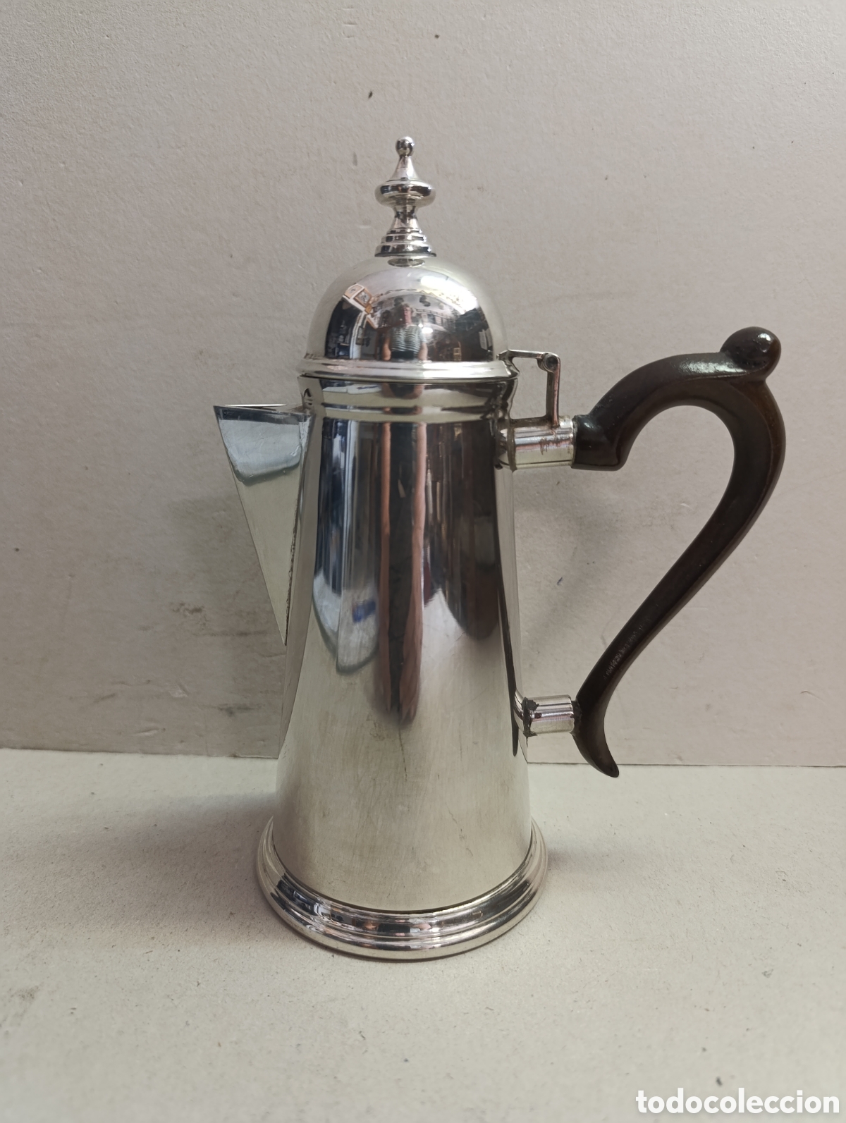 Antig&uuml;edades: CAFETERA VALENTI, EN METAL PLATEADO. MARCAS EN LA BASE. ESTILO ART DECO. MANGO DE MADERA. MARCAS.