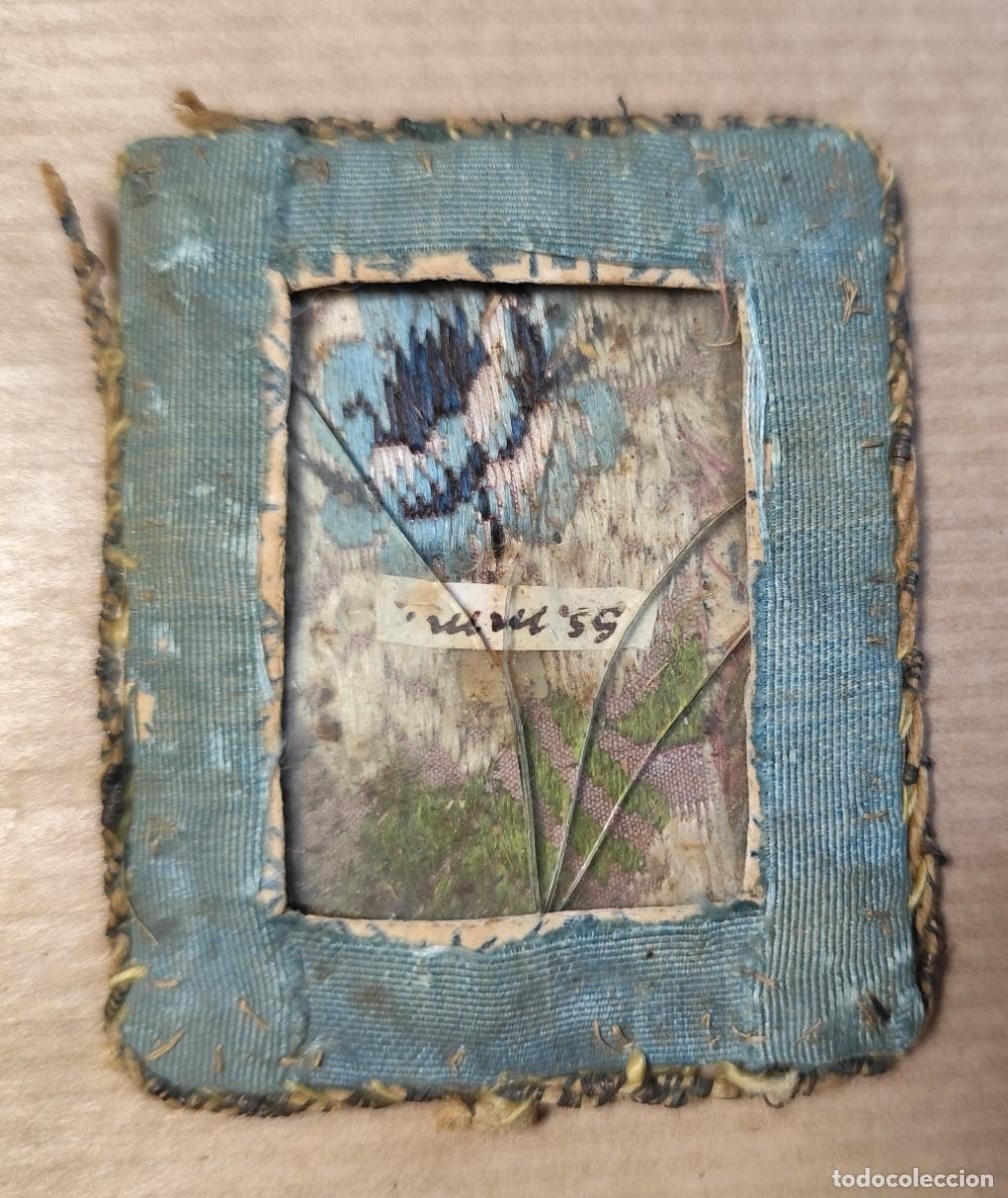 Antig&uuml;edades: Antiguo relicario textil con inscripci&oacute;n manuscrita, siglo XIX