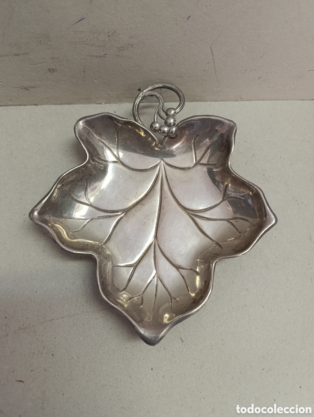 Antig&uuml;edades: BANDEJA, BANDEJITA EN METAL PLATEADO. PORTA JOYAS O PORTA ANILLOS. CON FORMA DE HOJA DE VID.