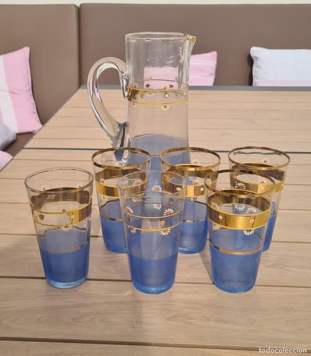 Antig&uuml;edades: Jarra y vasos azules con filo dorado y flores. A&ntilde;os 40